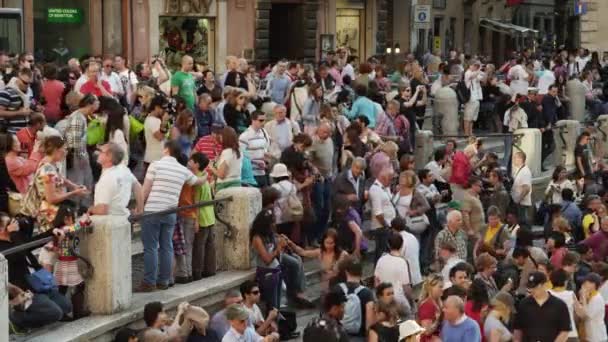 Толпа на городской площади в Риме — стоковое видео