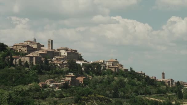 Ciudad vieja en la colina — Vídeo de stock