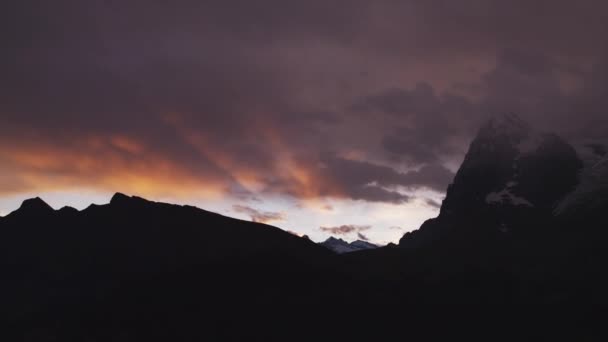 Cielo dramático al atardecer sobre los Alpes — Vídeo de stock