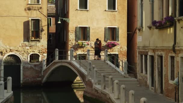 Coppia su passerella sul canale — Video Stock