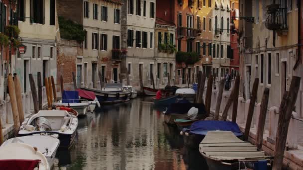 Venezianischer Kanal mit festgemachten Booten — Stockvideo