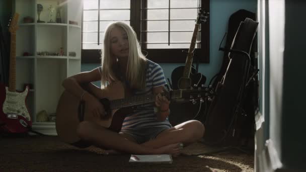 Tonårig flicka spela gitarr — Stockvideo