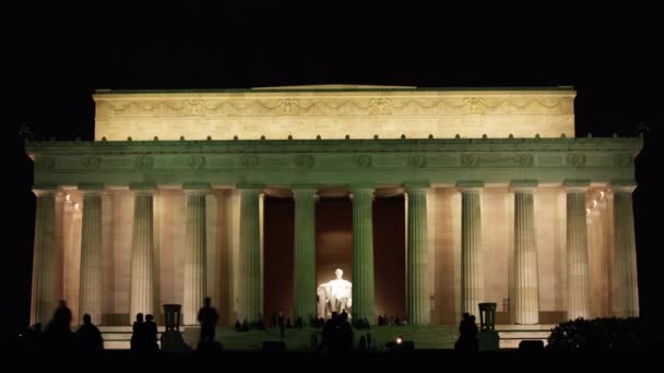 Människor framför Abraham Lincoln Memorial — Stockvideo