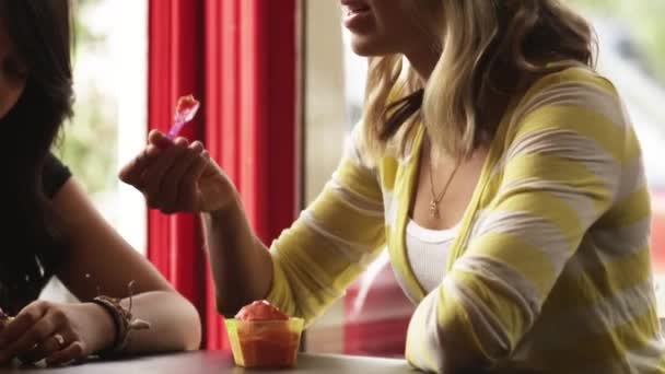 Ženy jíst zmrzlinu v kavárně — Stock video
