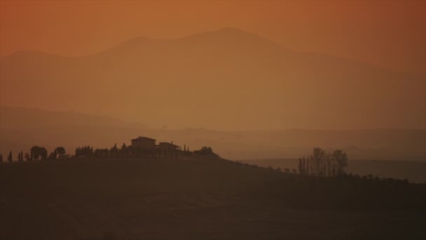 Italienisches Bauernhaus auf einem abgelegenen Hügel — Stockvideo