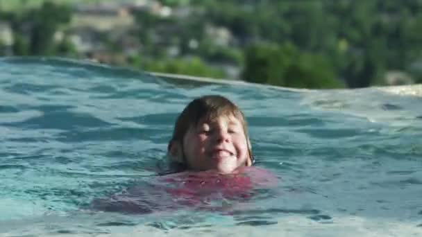 Mädchen schwimmt im Pool — Stockvideo