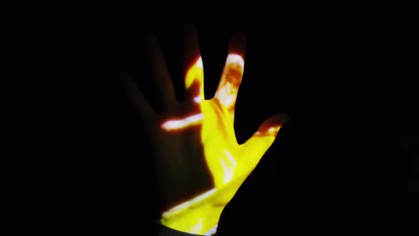 Femme dansant projeté sur la main — Video