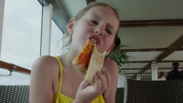 Girl eating pizza — Stock Video