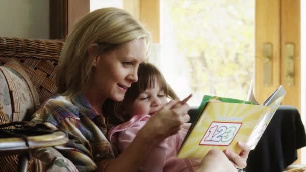 Madre leyendo a hija — Vídeo de stock