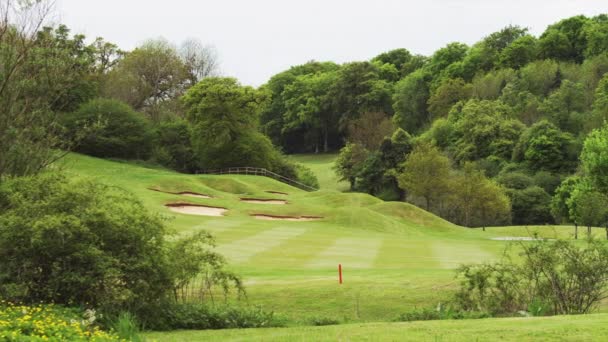 Golfbaan in kasteel kam — Stockvideo