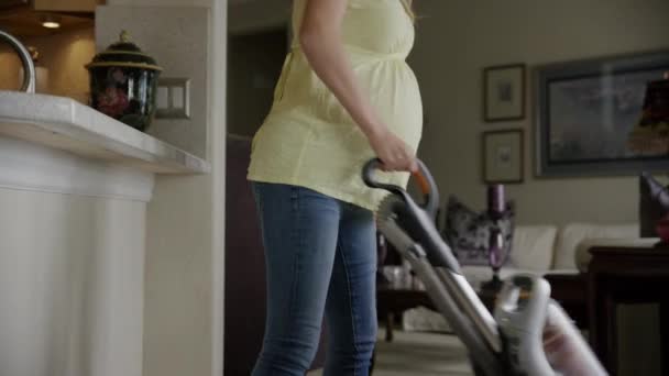 Mulher grávida aspirando casa — Vídeo de Stock