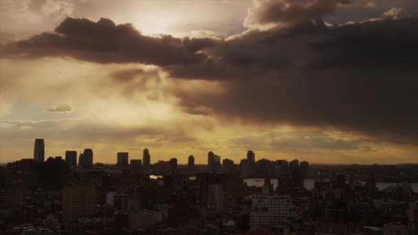 Wolken boven stadsgezicht bij zonsondergang — Stockvideo
