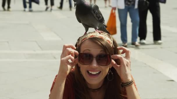 Mulher sorridente com pombo na cabeça — Vídeo de Stock