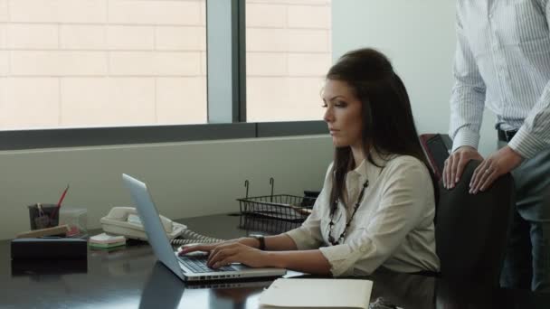 Hombre de negocios masajeando hombros de mujer de negocios — Vídeo de stock