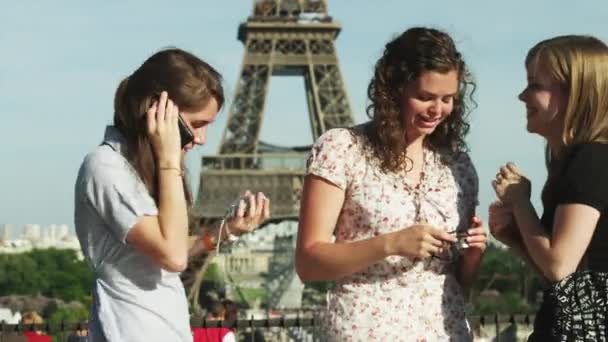 Молодые женщины перед Эйфелевой башней — стоковое видео