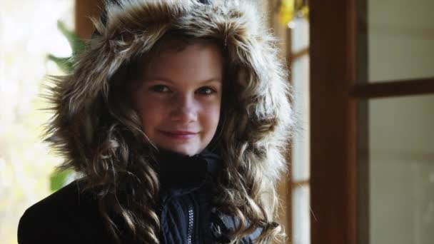 Sorridente ragazza indossa giacca calda — Video Stock