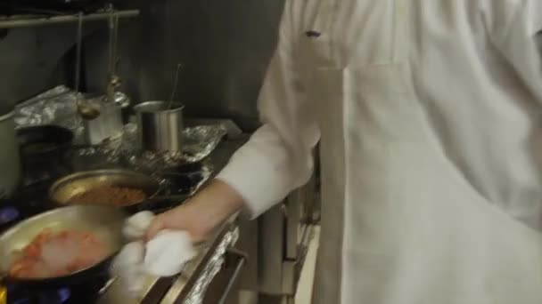 Kock matlagning i köket — Stockvideo