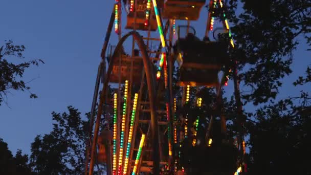 Roda gigante ao entardecer — Vídeo de Stock