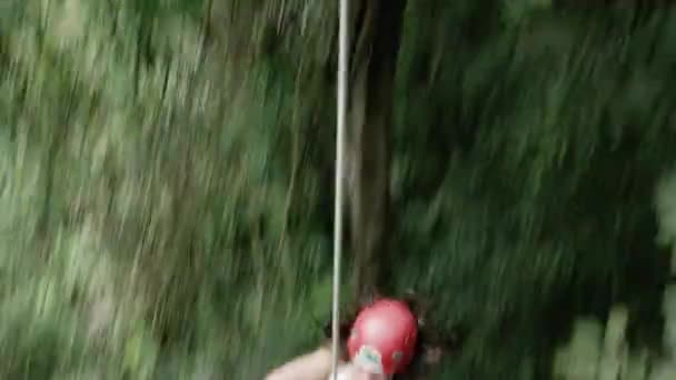 Kvinnan ziplining i regnskog — Stockvideo