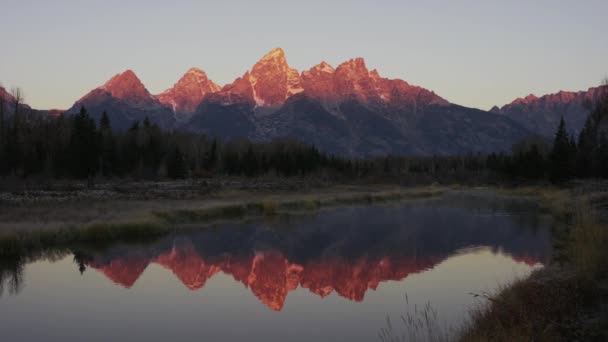 Mountain reflektion i floden: — Stockvideo