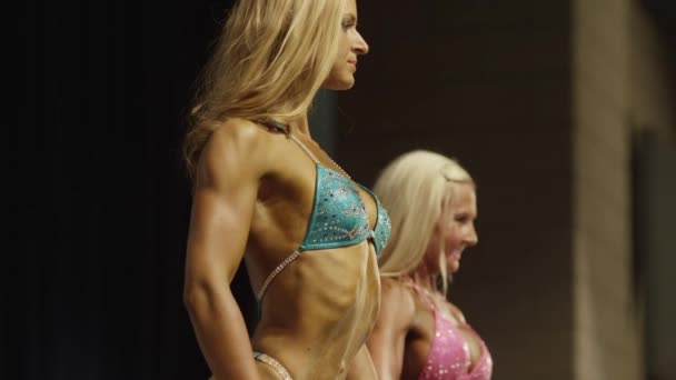 Winnende bodybuilders die zich voordeed op het podium in concurrentie — Stockvideo