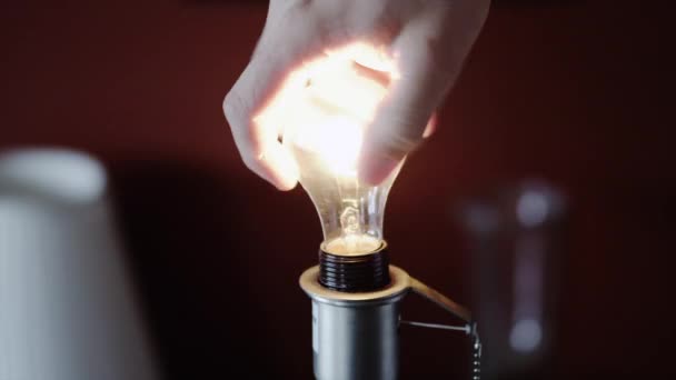 電球を交換する男の手 — ストック動画