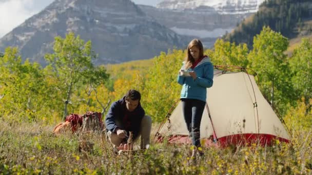 Excursionistas usando estufa de camping — Vídeo de stock