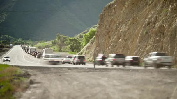 도로 위를 달리는 차들 — 비디오