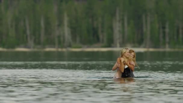 Young women playing in lake — Stock Video