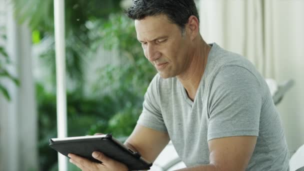 Άντρας που χρησιμοποιεί tablet pc — Αρχείο Βίντεο