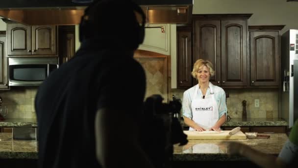 女性のテレビ スタジオで料理 — ストック動画