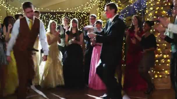 Studenten dansen op prom night — Stockvideo