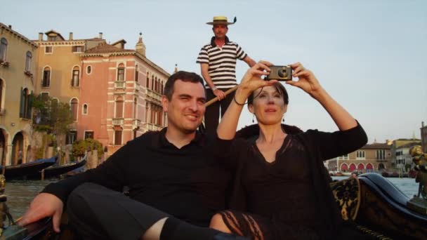 Couple prenant des photos et voyageant en gondole — Video