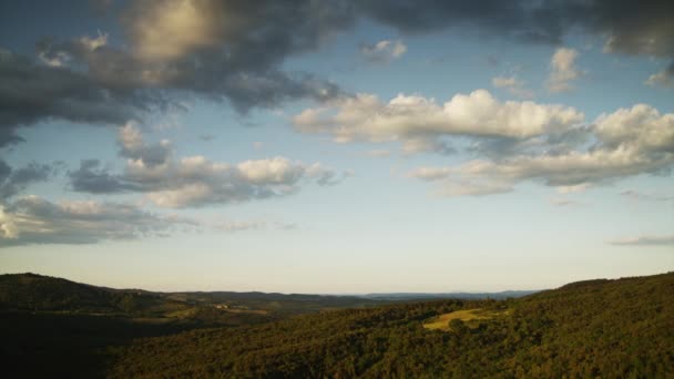 Jour d'été et paysage vallonné — Video