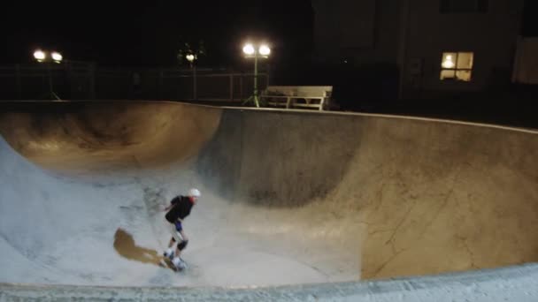 Skateboarder schiebt Rampe in Skatepark — Stockvideo