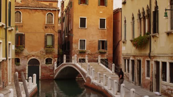 Venezianischer Kanal, Gebäude und Brücke — Stockvideo