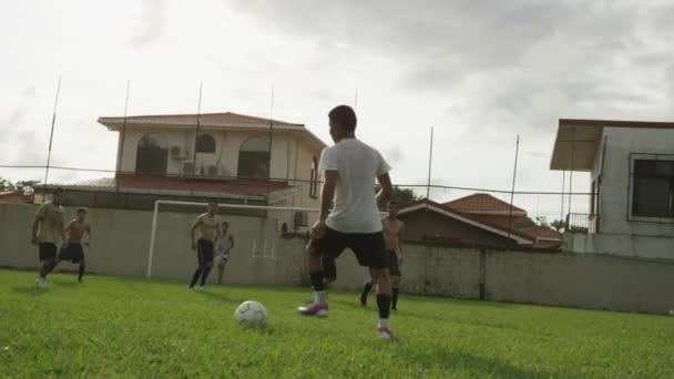 Equipos de fútbol jugando en el campo — Vídeos de Stock