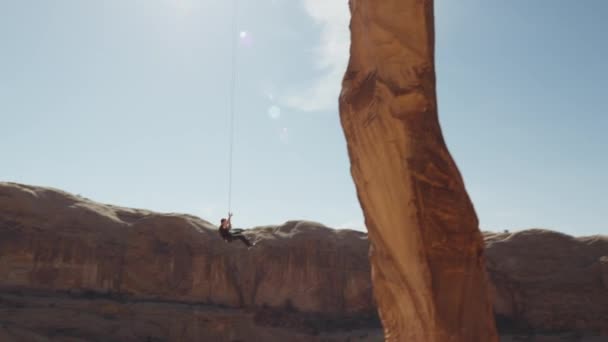 Homem balançando do arco — Vídeo de Stock