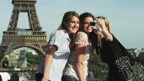 Vrouwen nemen zelf foto voor Eiffel Tower — Stockvideo