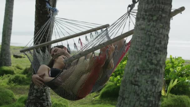 Пара дремлет в гамаке — стоковое видео