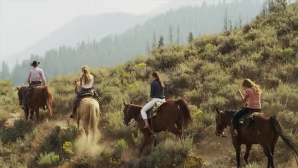 Amigos montar a caballo — Vídeos de Stock