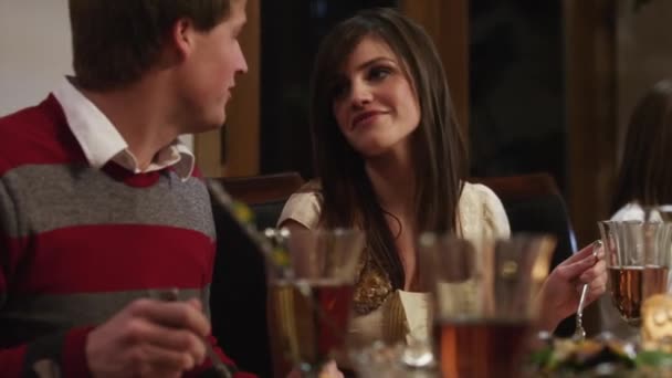 Jovem casal beijando na mesa de jantar — Vídeo de Stock
