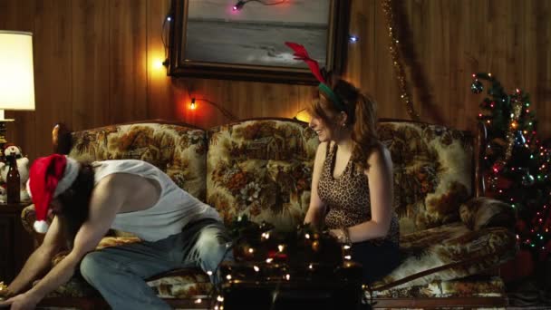 Homme donnant cadeau de Noël femme — Video