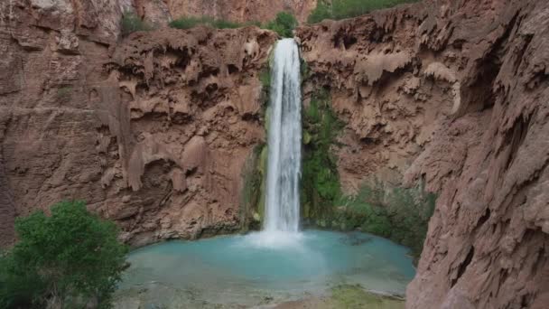 Waterfall in rocky landscape — Stock Video