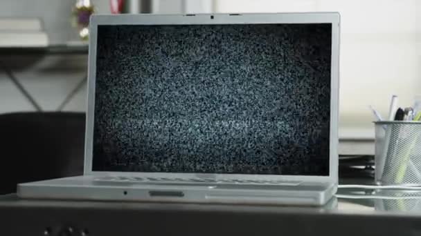Computer portatile che visualizza rumore statico TV — Video Stock