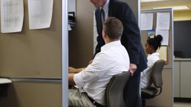 Hommes parlant à l'ordinateur dans le bureau — Video