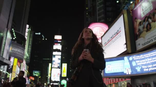 Mujer tomando fotos en la calle — Vídeos de Stock