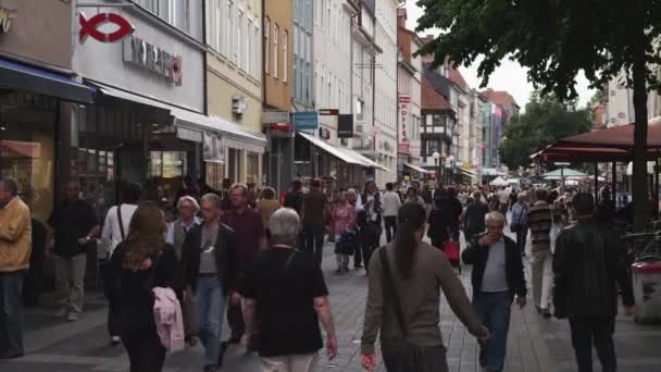 Pedoni che camminano sulla strada dello shopping — Video Stock