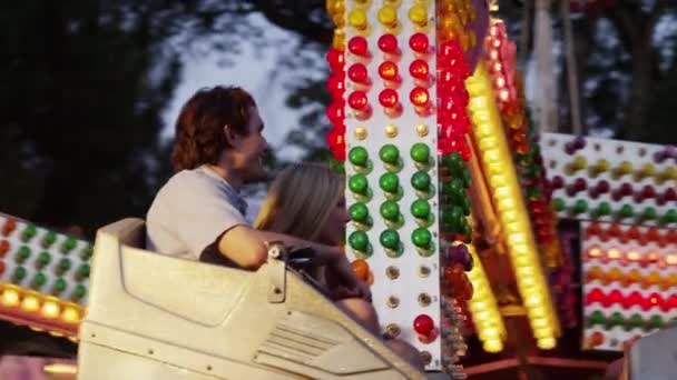 Joven pareja en parque de atracciones paseo — Vídeos de Stock