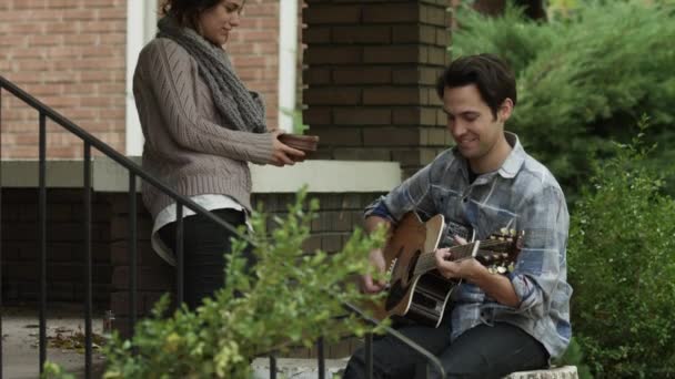 Mann spielt Gitarre für Frau — Stockvideo